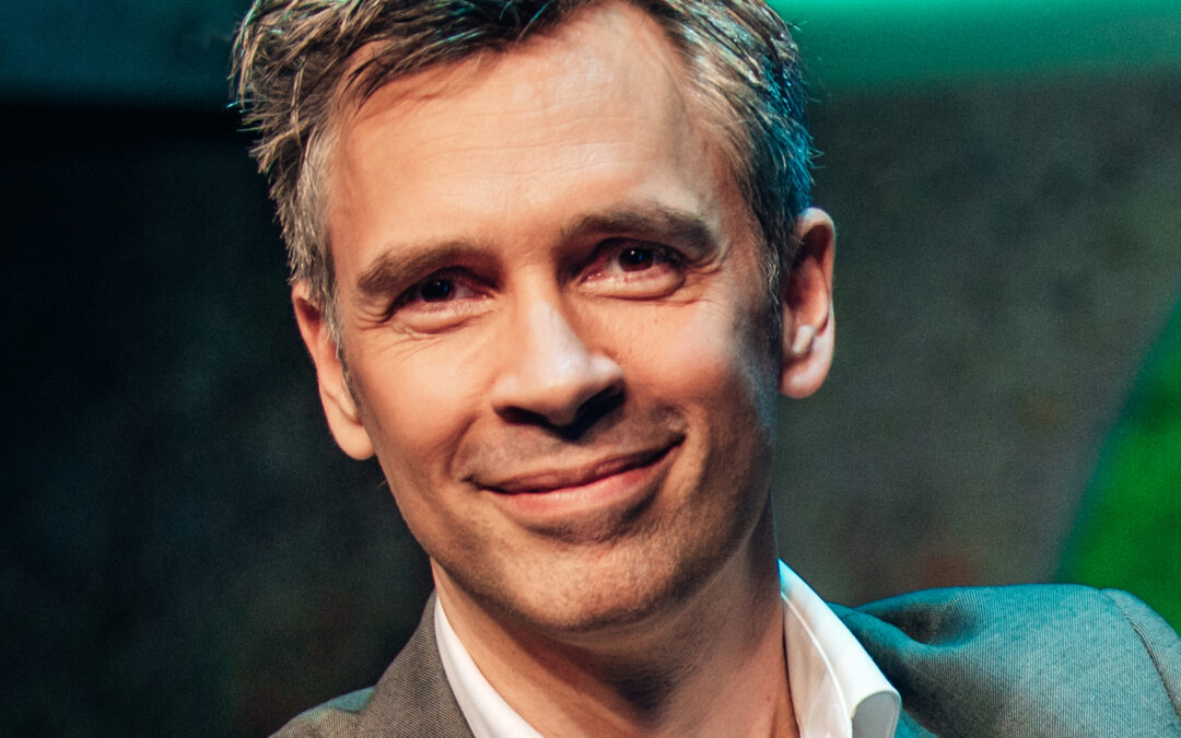 Rasmus Krogsgaard er instruktør på Revyernes Revy 2025
